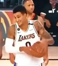 又被狄龙砸啊，詹姆斯上一次被砸，明明是小李砸的，詹姆斯一回头，小李赶紧把自己拦在