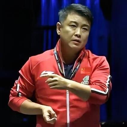 镜头前黑脸，镜头后复盘。王皓用最笨拙也最诚实的方式，扛起了男单全军覆没后的烂摊子