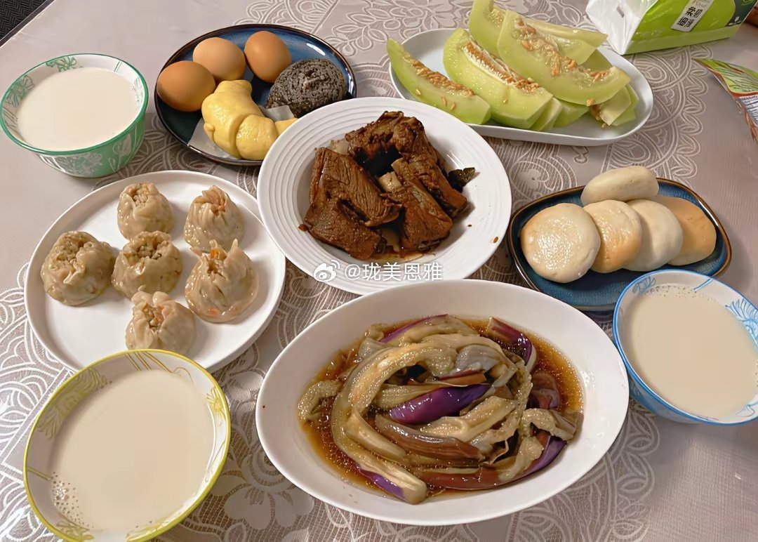 左边城里人的早餐，右边农村人的早餐！​​​