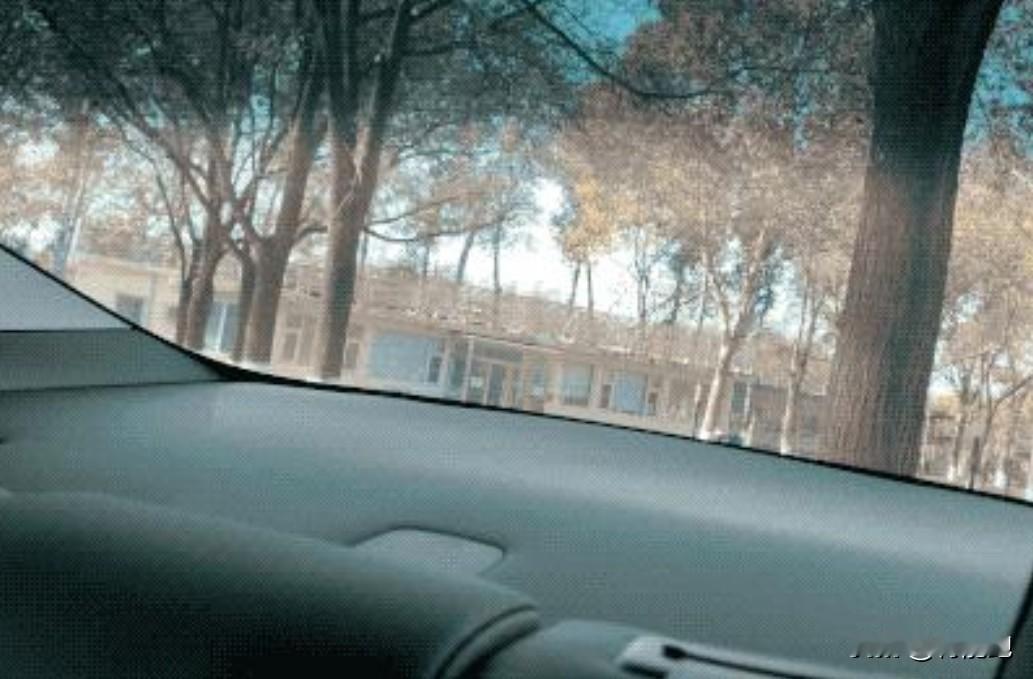 Model3/Y那个全景玻璃车顶是真好看，拍照发朋友圈点赞蹭蹭的。但夏天开车就