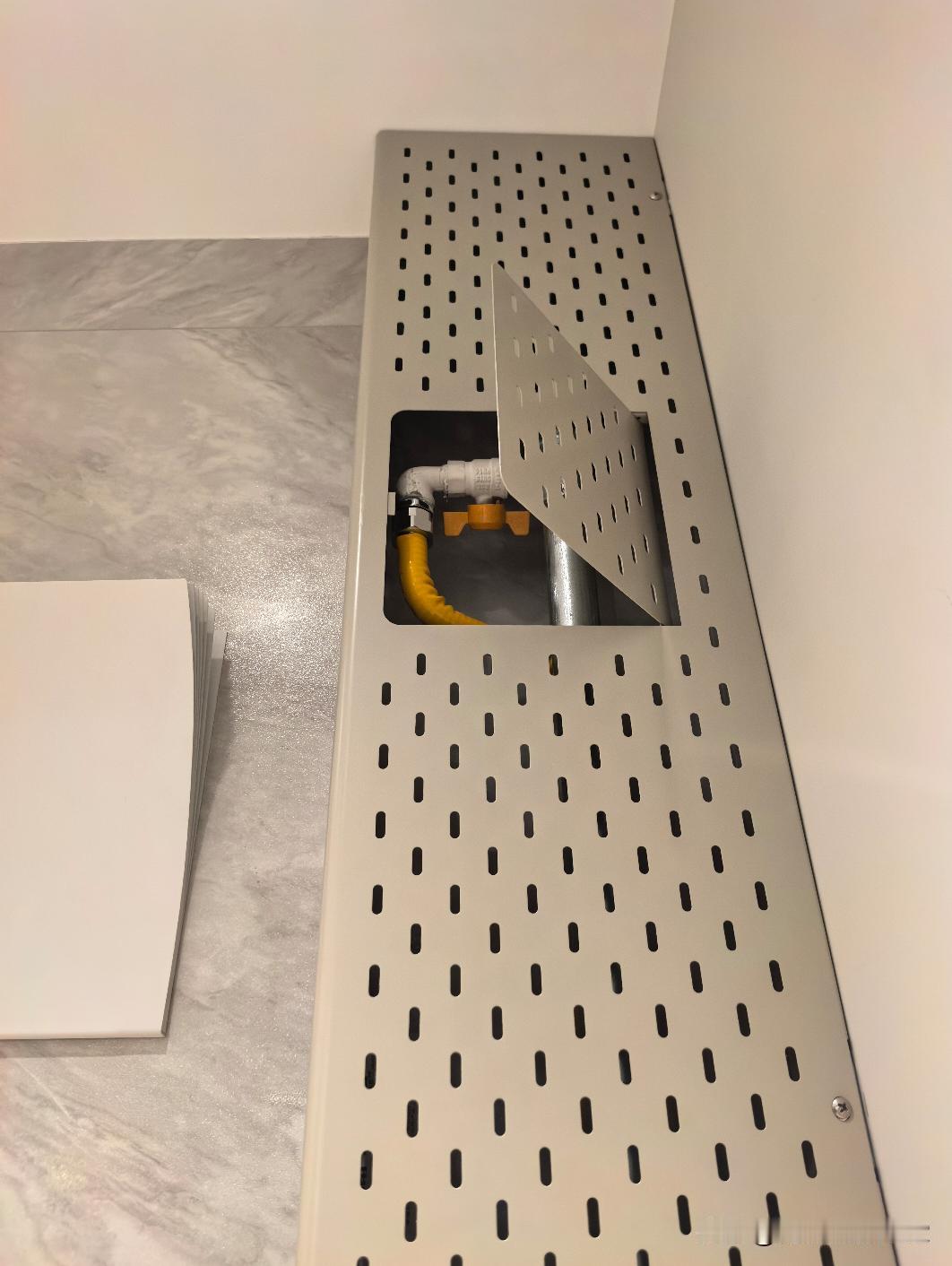 天然气管道洞洞板。在网上找到了做洞洞板的卖家，咨询后开始自己量尺，第一次做的是