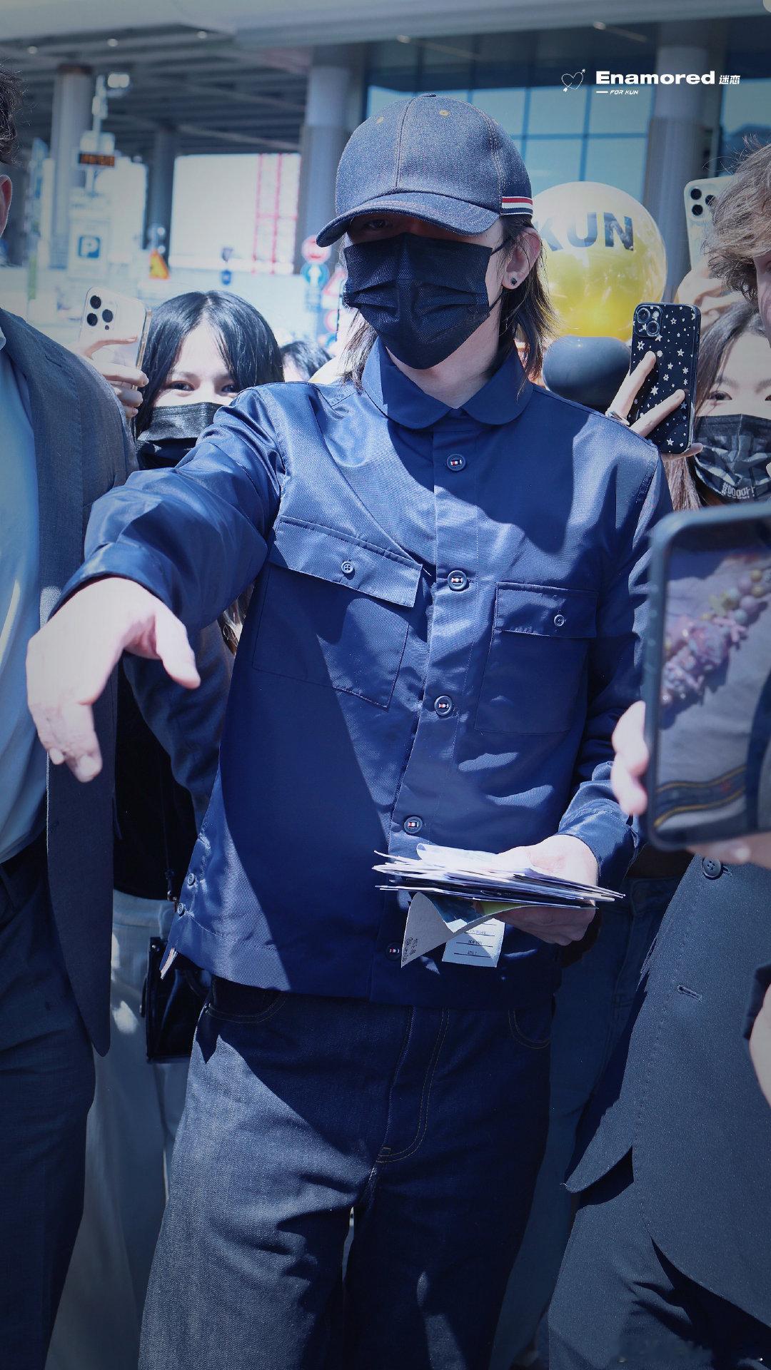 蔡徐坤米兰接机人气蔡徐坤米兰接机现场太火了！一身藏蓝想低调赶路，结果粉丝乌泱泱围