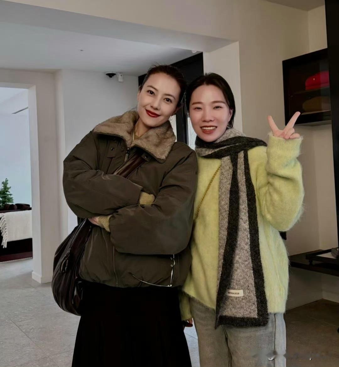 高圆圆这状态也太犯规了，哈哈哈每天夸夸我的女神！46岁在韩国逛街，随便挽个发髻