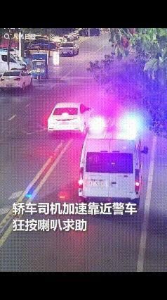 10月11日,浙江一警车正在巡逻,突然一轿车加速靠近,狂按喇叭将警车截停!民警打