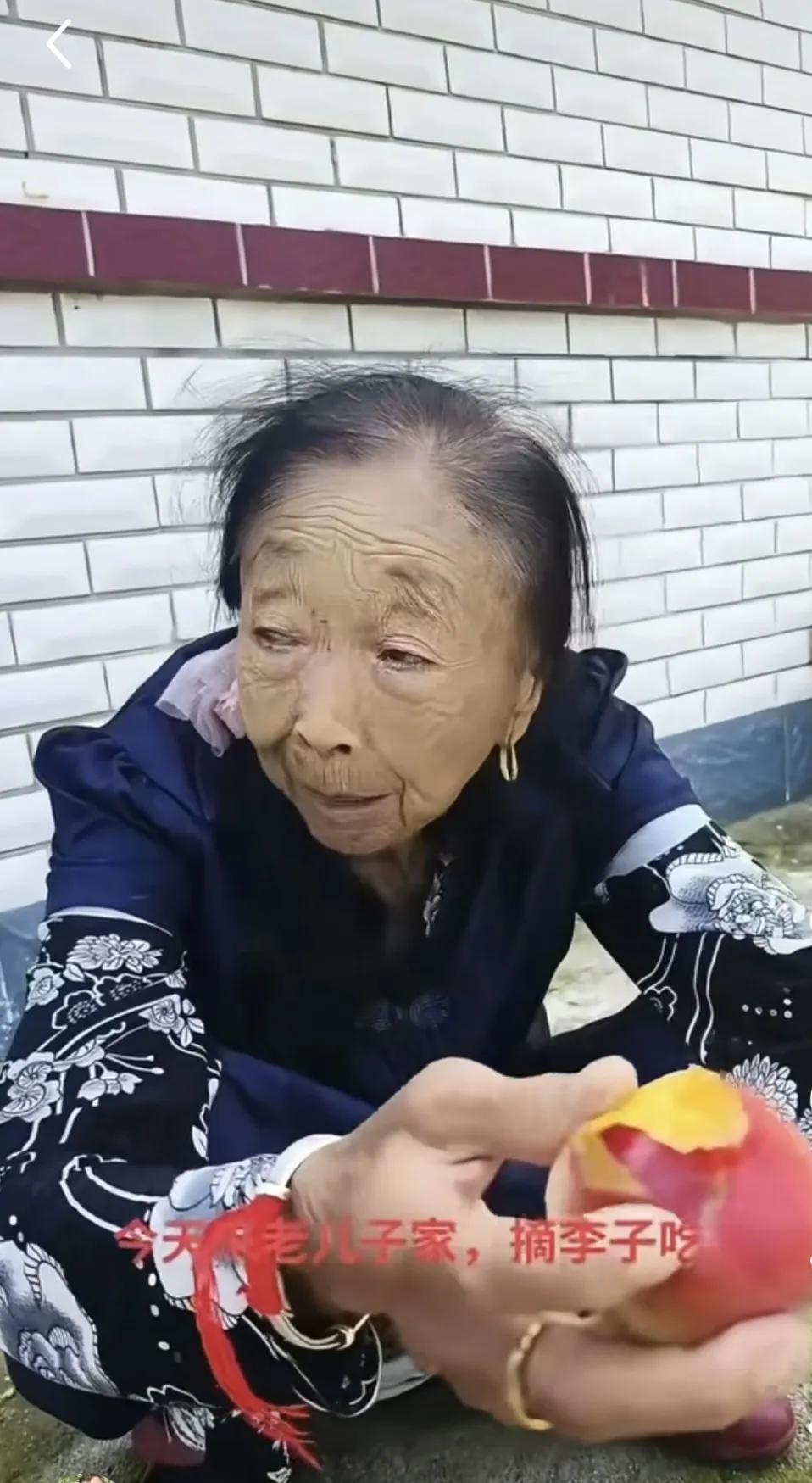 87岁的马玉琴这生活不错啊：她的家离小儿子家并不远，一踩油门就到了。小儿子家房子