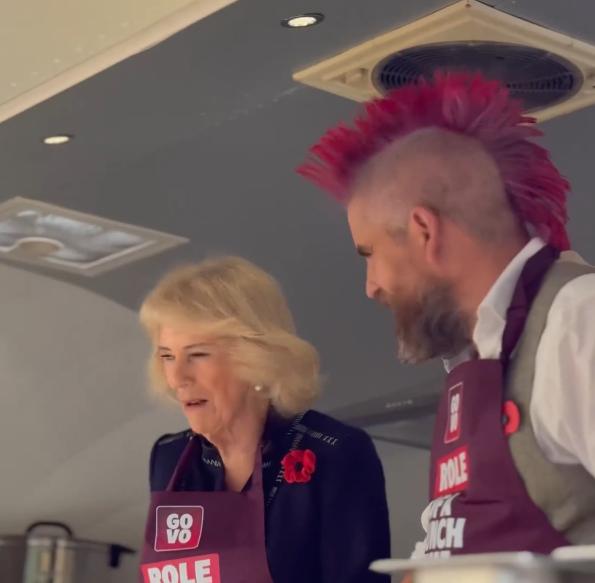 大英帝国的王后卡米拉拿着高额的工资，和梳着鸡冠头的男士，在街头卖土豆。英国现在