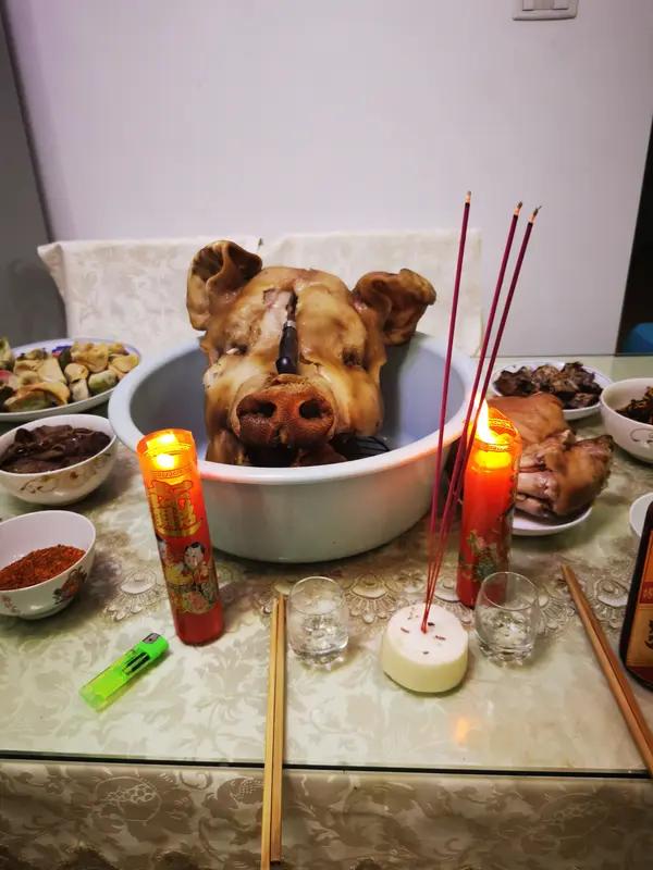 “摇人按猪”女孩呆呆的走红..谁能想到？重庆一个美甲师发了条“摇人按猪”的视