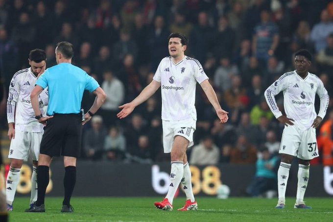 邮报🚨第四官员声称，马奎尔在伯恩茅斯比赛中被红牌罚下后说了以下的话：“你是个