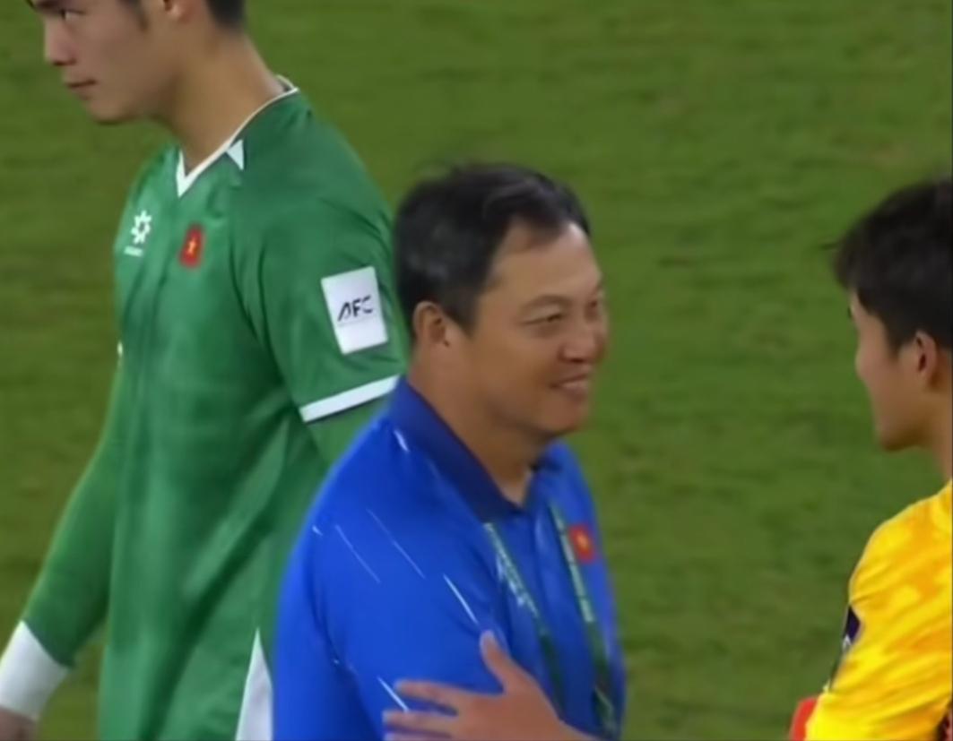 李昊凭一己之力征服韩国门将李云在！U23国足3-0战胜越南后，越南队守门员教练，