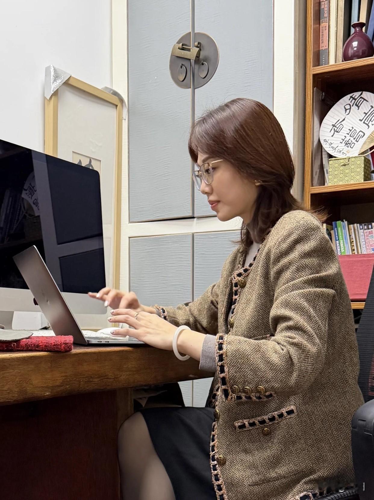 材质也不能忽视，质感好的面料自带高级感。丝绸、羊毛等材质就很加分，它们垂坠感强，