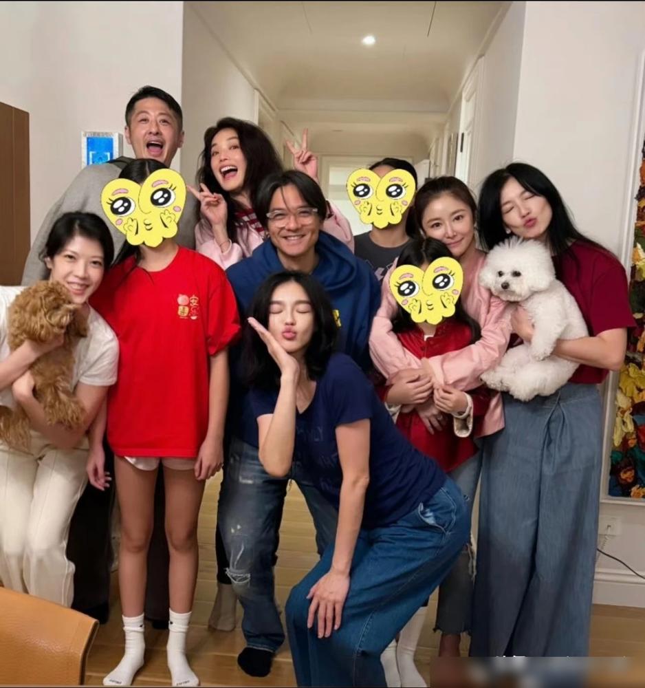 50岁林心如，9岁女儿身高快到她肩膀了。大年初三，林心如、舒淇、林熙蕾三姐妹