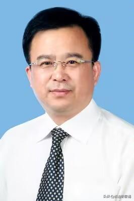 山东济宁的医疗圈怕是要震一震了。退休的焦华居然主动去投案，这在当地可是个响当当