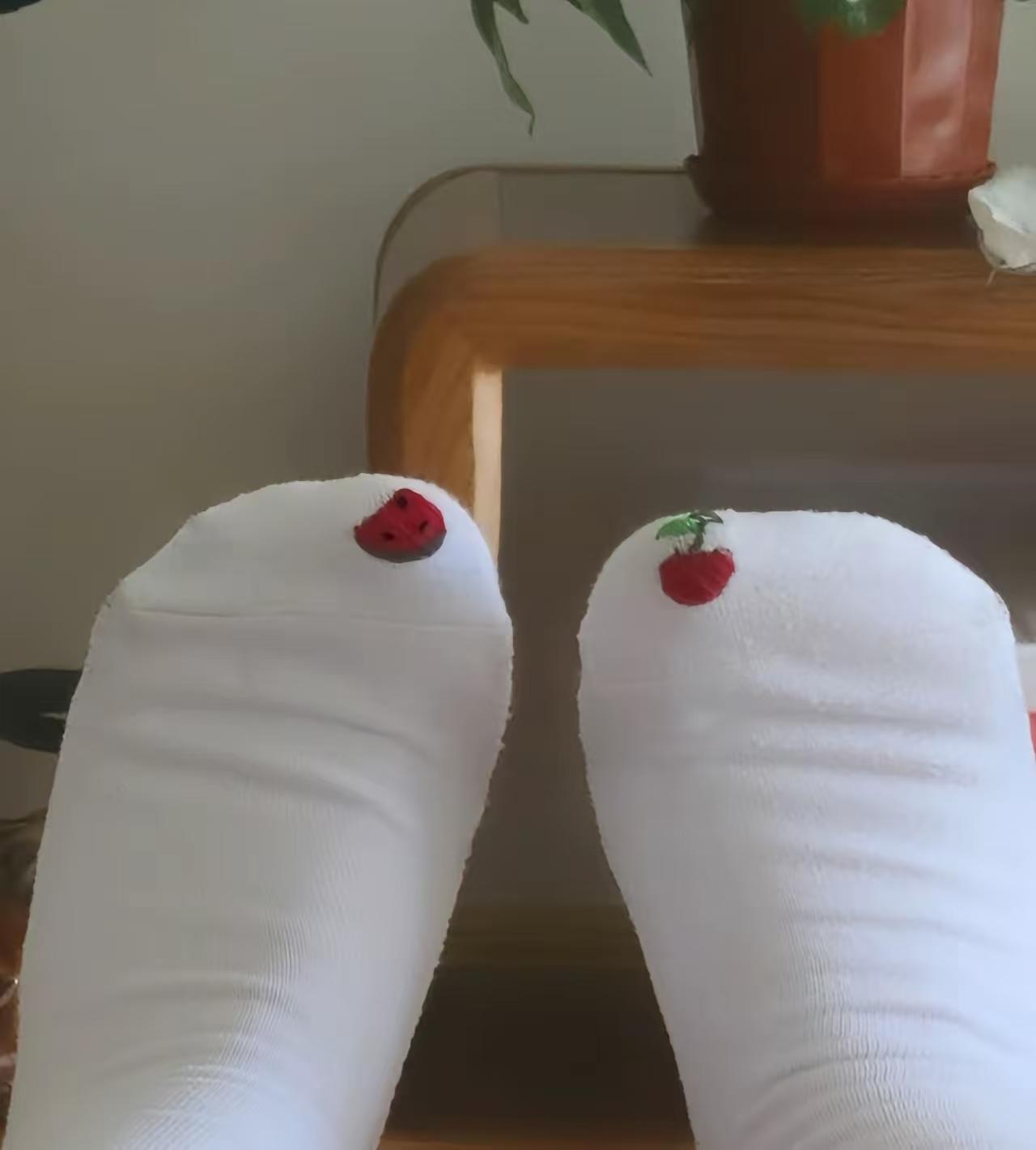 婆婆给我缝补的袜子。我也是大脚趾最长，袜子穿一次顶一个洞，其他位置都新的。丢了可