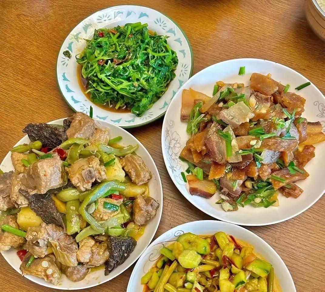 成都一个姑娘，年底去给老爹吃了快一年的饭馆结账，老板一句话给她干蒙了：“姑娘，你