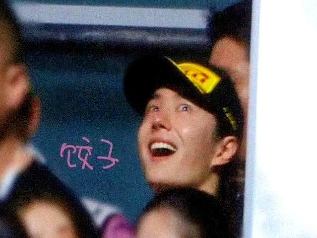 我花了八年才听懂王一博那句“要有自己的生活”。不是追星。是追一束凌晨五点的