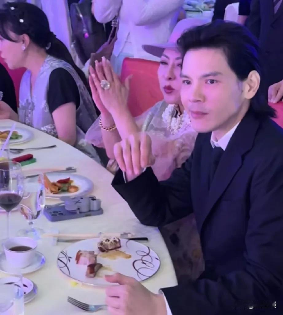 你发现没！向左工作时候和生活中的他一点都不一样，工作中穿着真的很辣眼睛，个性的
