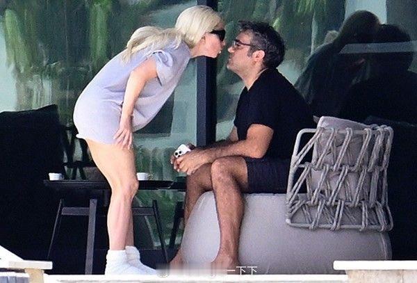LadyGaga亲吻未婚夫LadyGaga被拍到在迈阿密亲吻未婚夫Mich