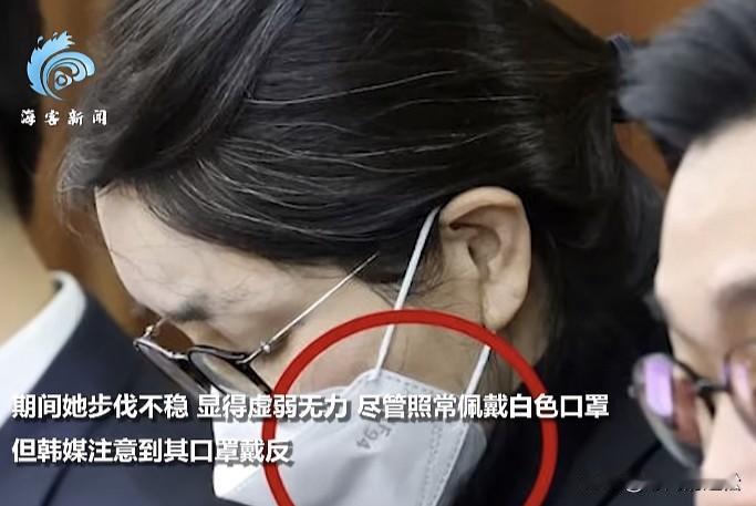 金建希失魂落魄的样子，竟然戴反口罩，两腿发软到被两人拖拽进法庭。这也是一审前的最