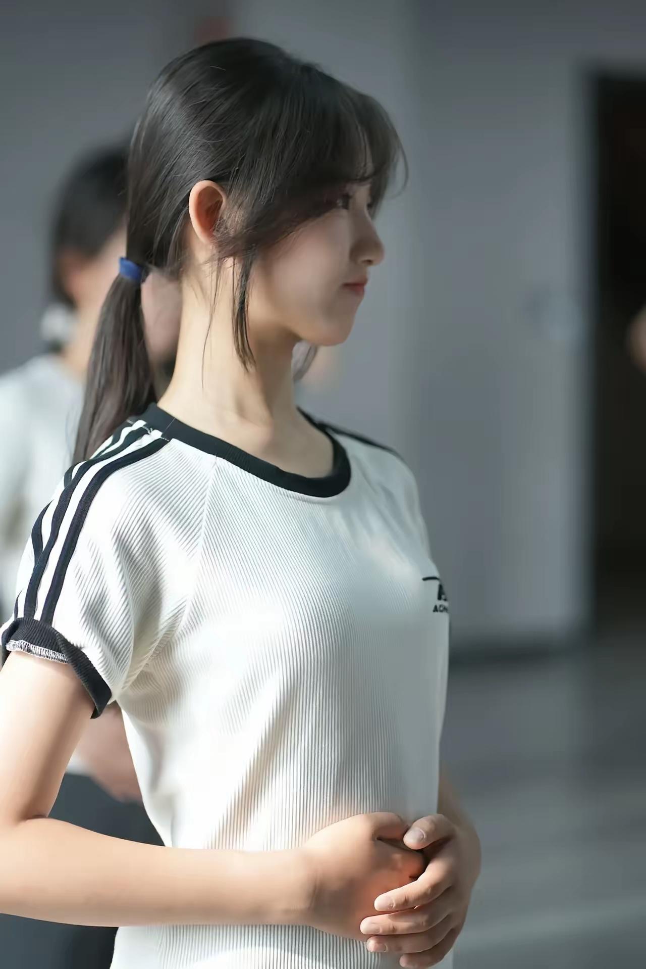 🎀舞蹈课的小日常扎着乖乖的马尾，穿着清爽的练功服站在镜子前，等待音乐响起