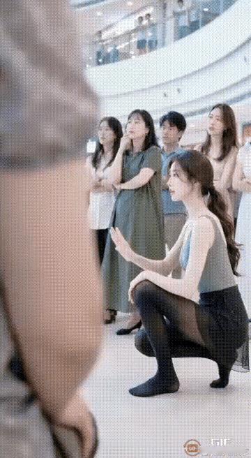 看来她也在关注着对方[呲牙笑]