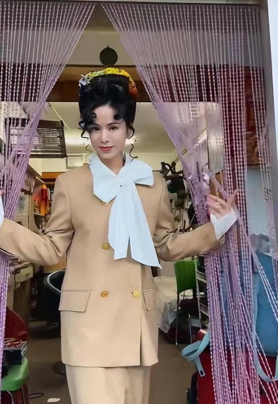 哈哈！“小龙女”李若彤居然学起了天津大妈，把头发盘了起来。要是再把头发染成金色