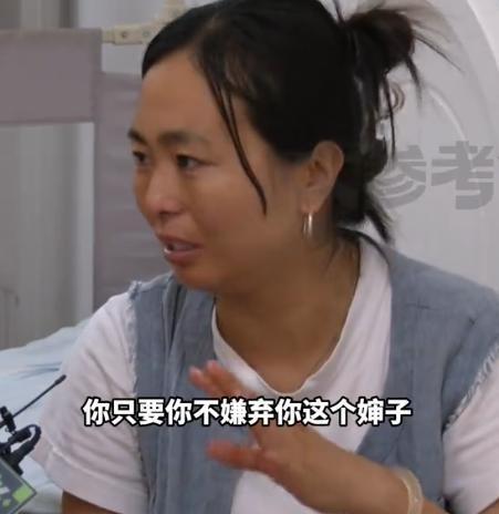 7月3日智慧生活报报道，河南商丘，女孩拉住婶婶的衣角低声哭诉：“婶婶，你能不能不