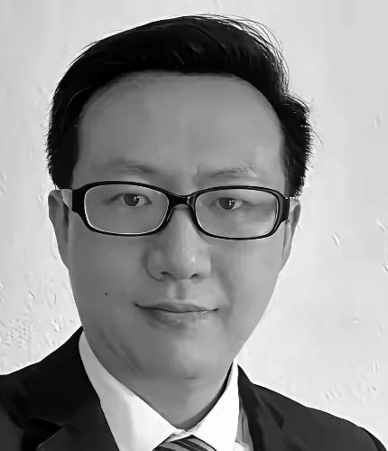 2022年，李旭明嫌楼上太吵，作为化学博士，他不动嘴，改拿针管，从门缝往阿卜杜拉
