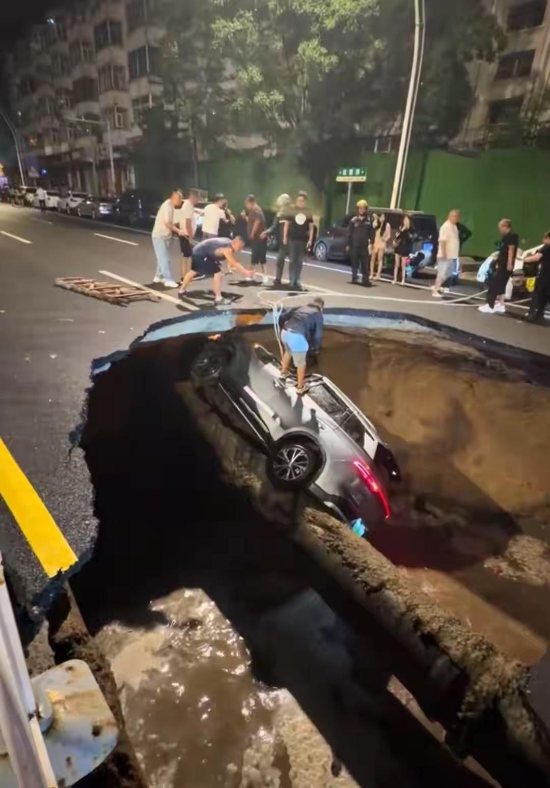 7月10日晚，河北省张家口市一马路发生塌陷，有车辆掉落。11日上午，张家口市桥东