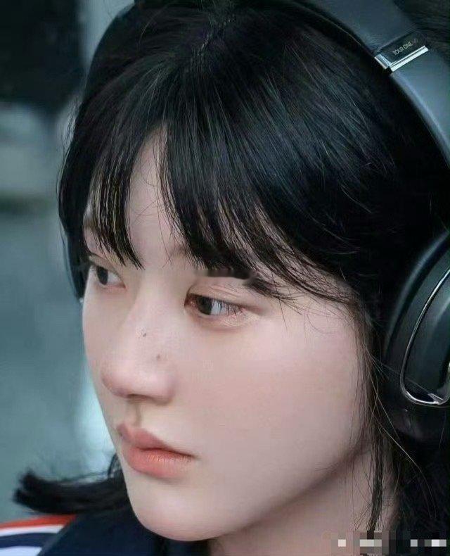 其实如果放下对赵露思的偏见你会发现她真的挺好看的，不仅是素颜，在绝对骨相美面前装