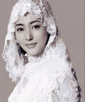 孔令仪是孔祥熙和宋霭龄的长女。民国时期，孔宋两家是赫赫有名的贵族。不光把持着政治