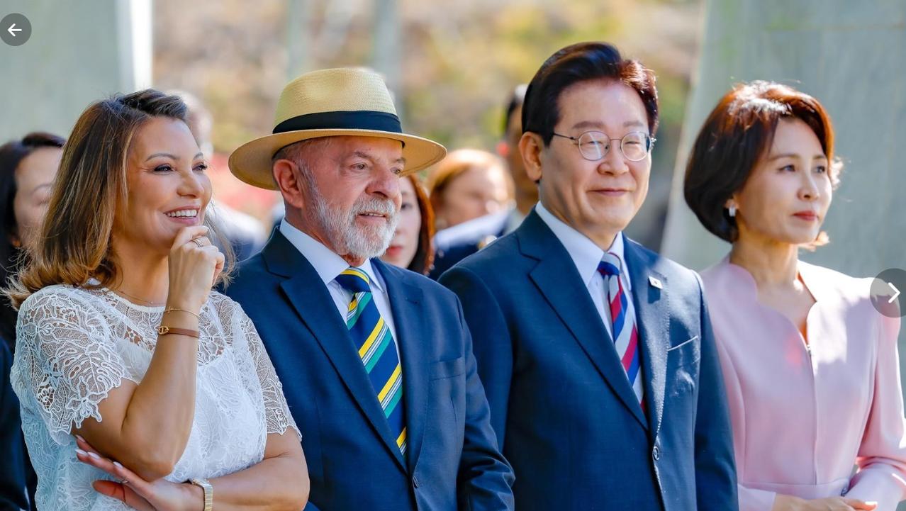 李在明携手夫人出席巴西欢迎仪式，和卢拉一样系着条纹领带，好默契呀！从画面看，韩总
