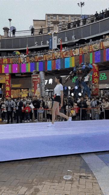 小姐姐，这下摔得不轻啊。