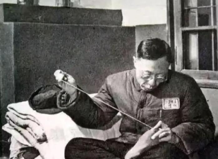 1950年，正在接受改造的溥仪听说中国要出兵援助朝鲜，突然找到看守，撕开自己的棉