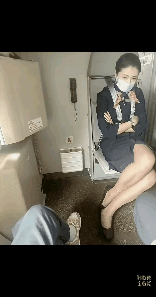 家人们，你们能想象吗？本人坐过好多趟航班，今天头一回体验到与空姐面对面的限定座位