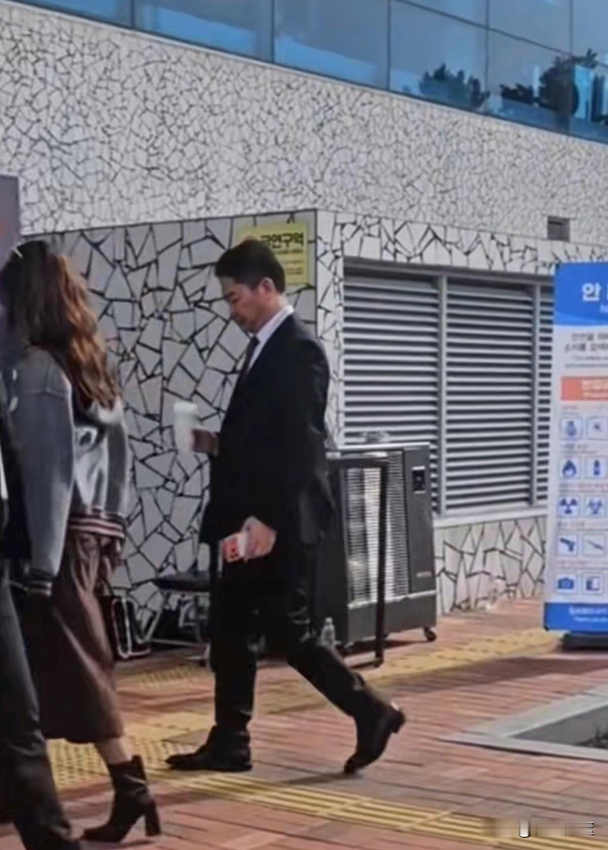 世界首富也要亲自为老婆章泽天端奶茶，看来刘强东强哥这是完全被老婆拿捏了呀。