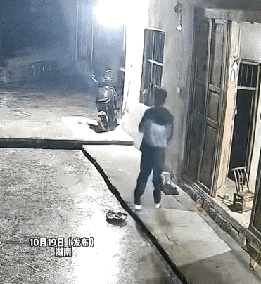 泪目了，湖南一村里老人深夜离世，主家刚点响鞭炮，不一会儿，听到声响的邻居们就像