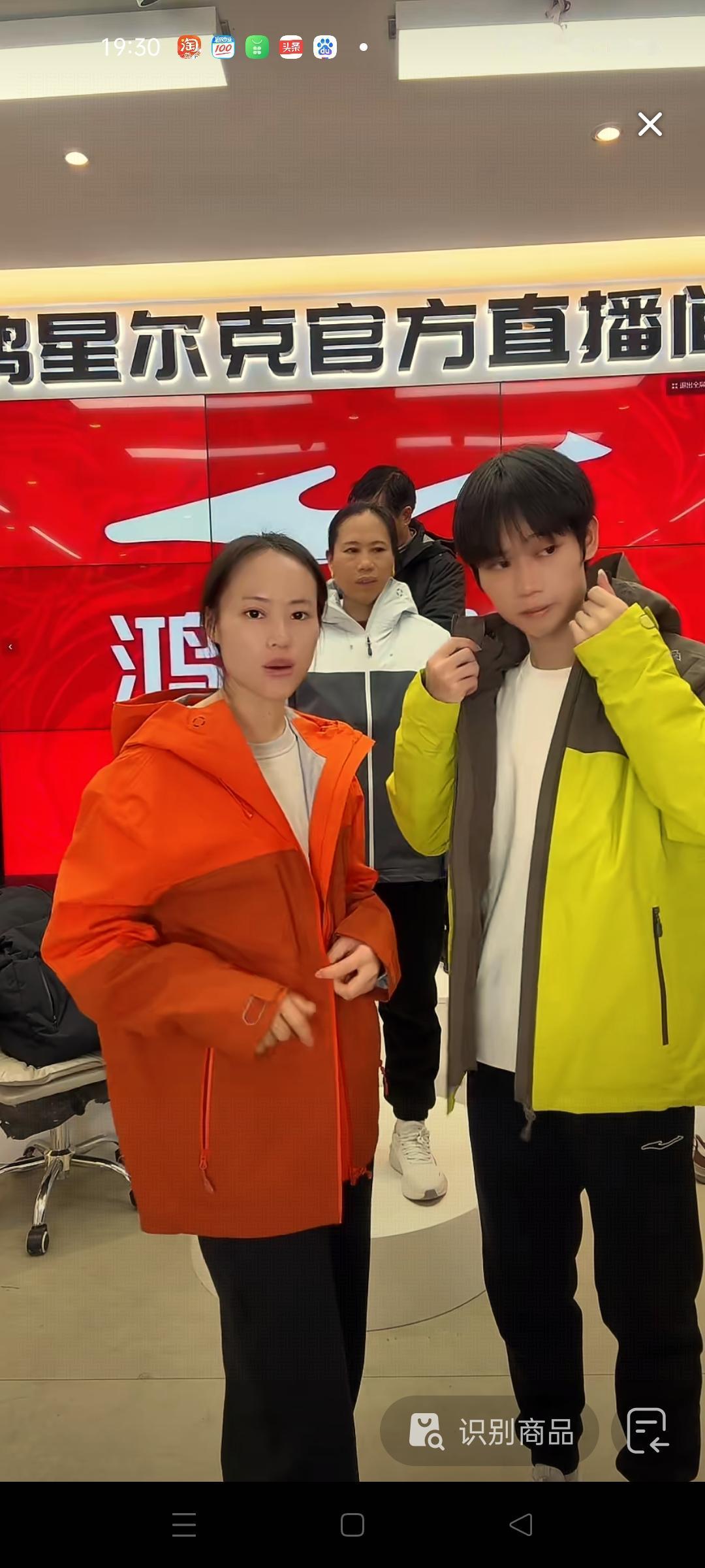 梁志辉南方女孩的样貌，长的清秀大方，弟弟却长得像北方人，他们在直播间里一点没