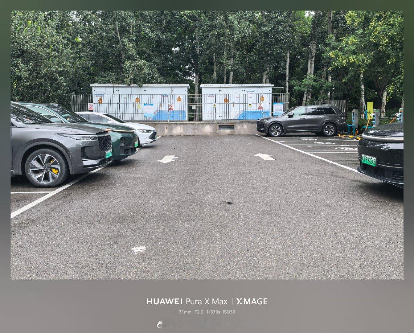 某充电站，15分钟陆续来了5辆理想，观察了下没有一个人用自动泊车[捂脸哭]跟一个理想one车主聊了会