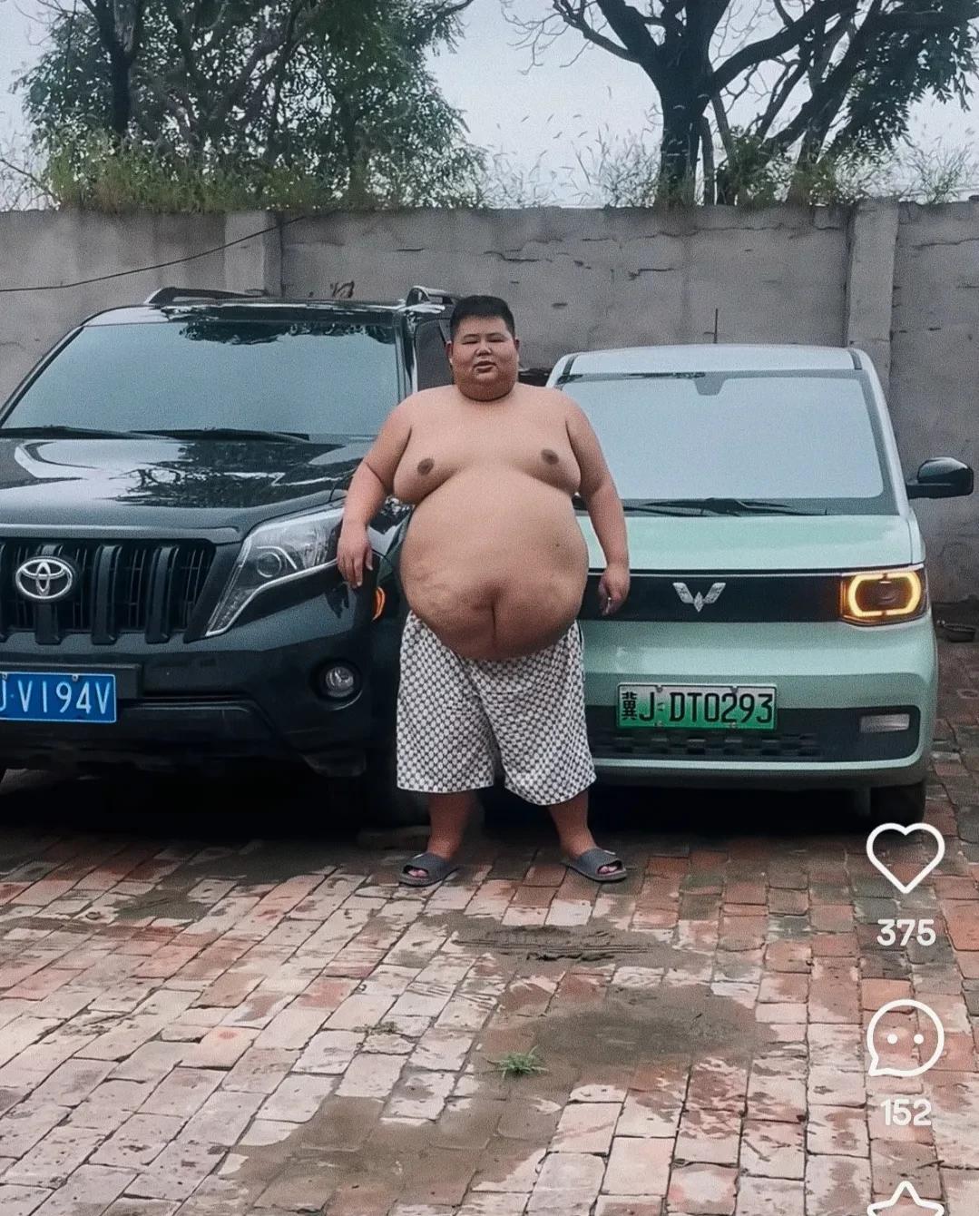 自媒体行业来钱确实快！直播没几年的大胃袋良子，不仅已经买了两部车，还在直播中透