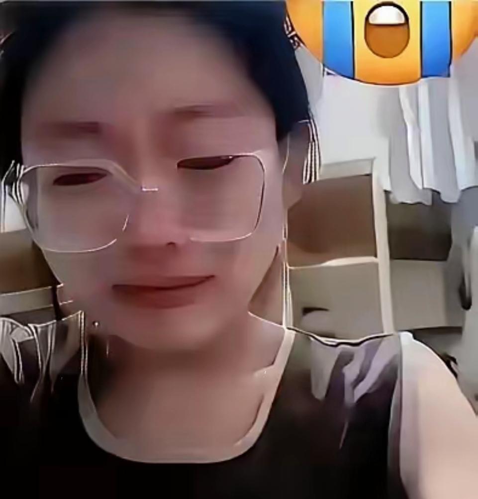 “妈，1500块钱真不够花！”8月26号晚上，郑州一名大二女生对着手机镜头哭诉，