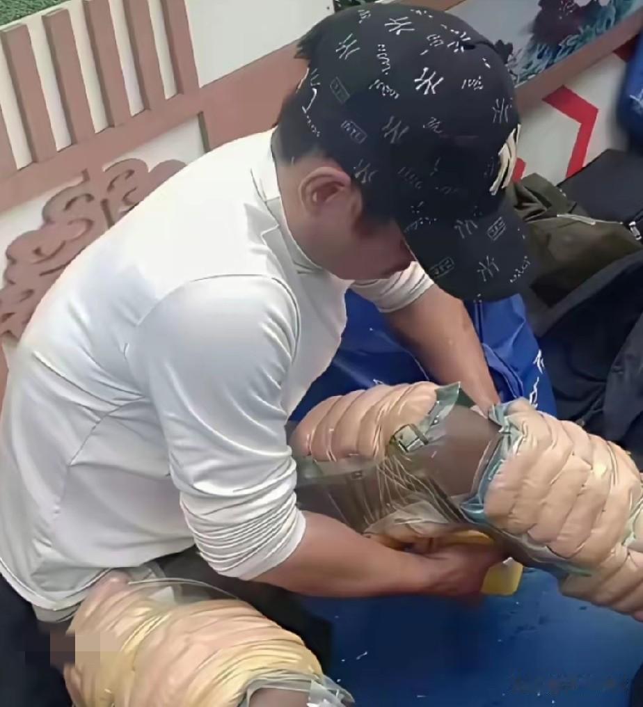 越南人走私火山石烤肠，这以后会在历史书上出现吧[呲牙笑]，妥妥的越南边境人肉烤肠运