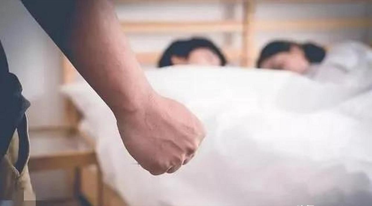 云南云溪，体重206斤的小伙意外撞见舅妈偷情，情绪激动之下，殴打、掐脖子，甚至持