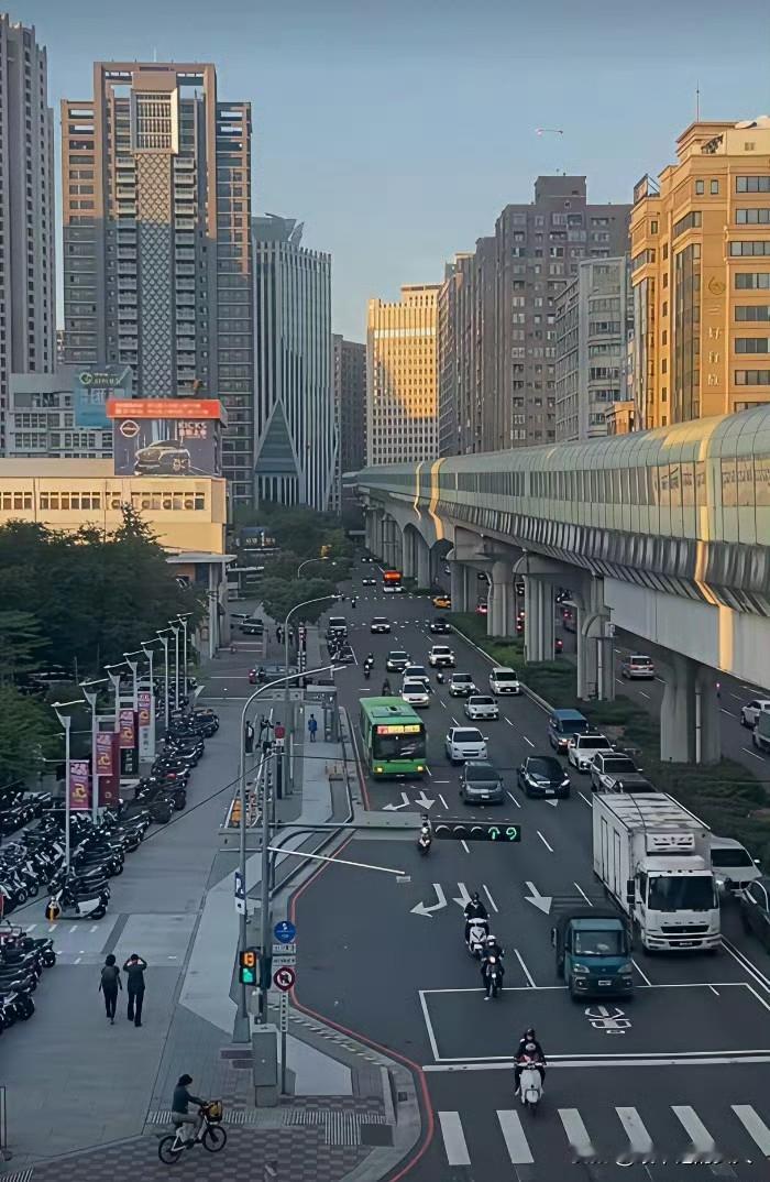 刚刚看到了这2张图片，说是台湾省台中市的街景，我感觉跟浙江省的二线城市差不多，