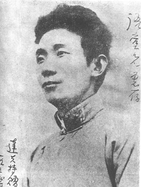 1920年，郁达夫和孙荃悄然结婚。洞房花烛夜，郁达夫急不可耐，想要圆房，可孙荃却