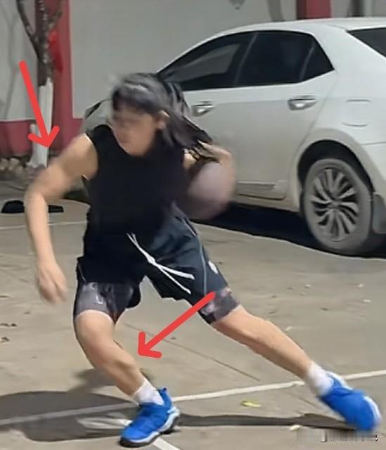 火到人民日报的高二女生是摆拍炒作吗？看了她私下练球的视频，会发现她有两样常人