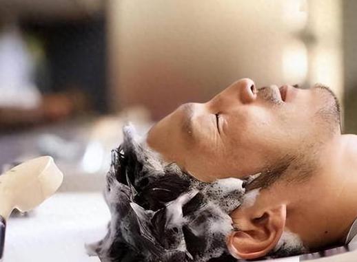 洗头可能影响寿命！再次提醒：60岁以后，牢记洗头“4不要” 洗头，日常的“