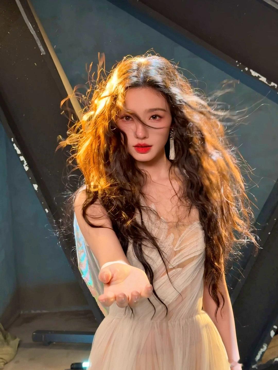 林允每次出片都好绝📸完全把美貌展现出来了小花营业模版🙌🏻​​​