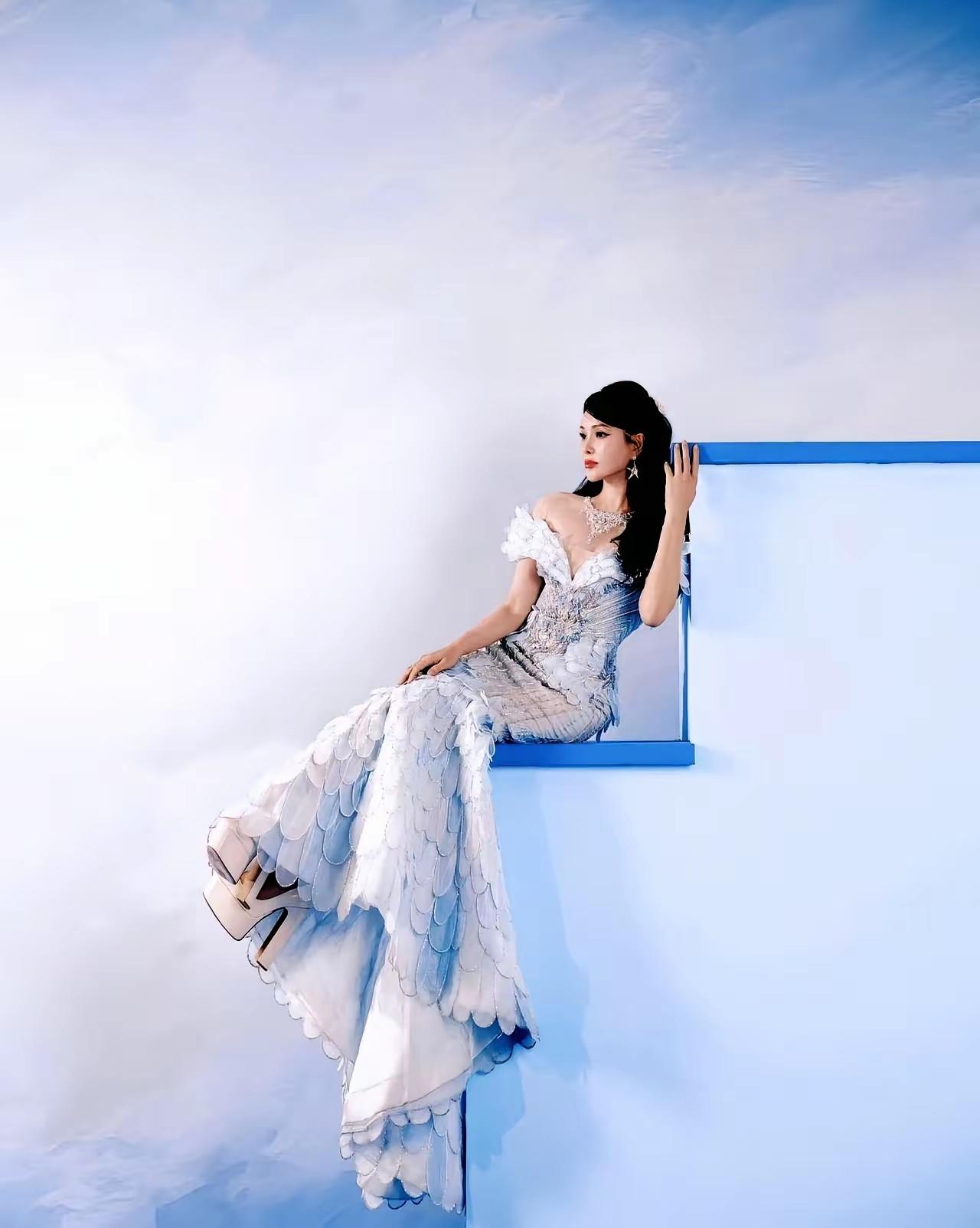 快60岁的伊能静，把104斤焊在了身上。一天就吃一顿饭，鸡胸肉煮得发白，蔬