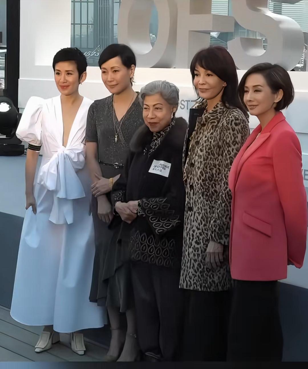 五位时尚女性站在一起，笑容灿烂。都是老戏骨，还有人记得他们吗？[作揖][玫瑰]老