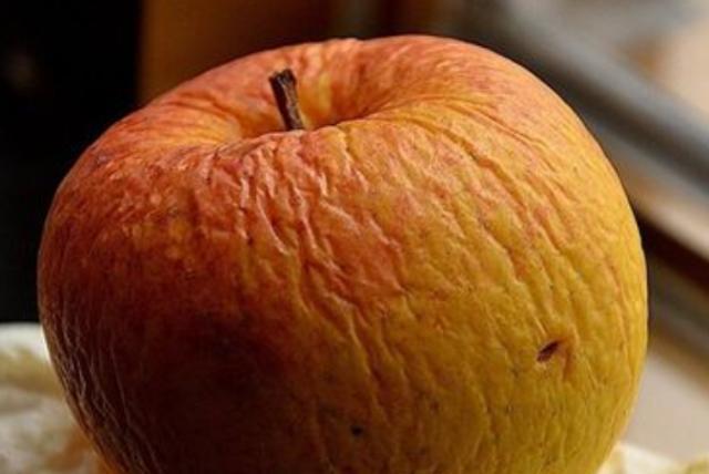 两个月前买的苹果吃下去会怎样？也许，你会像这个女子一样。浙江东阳的金大姐，吃了